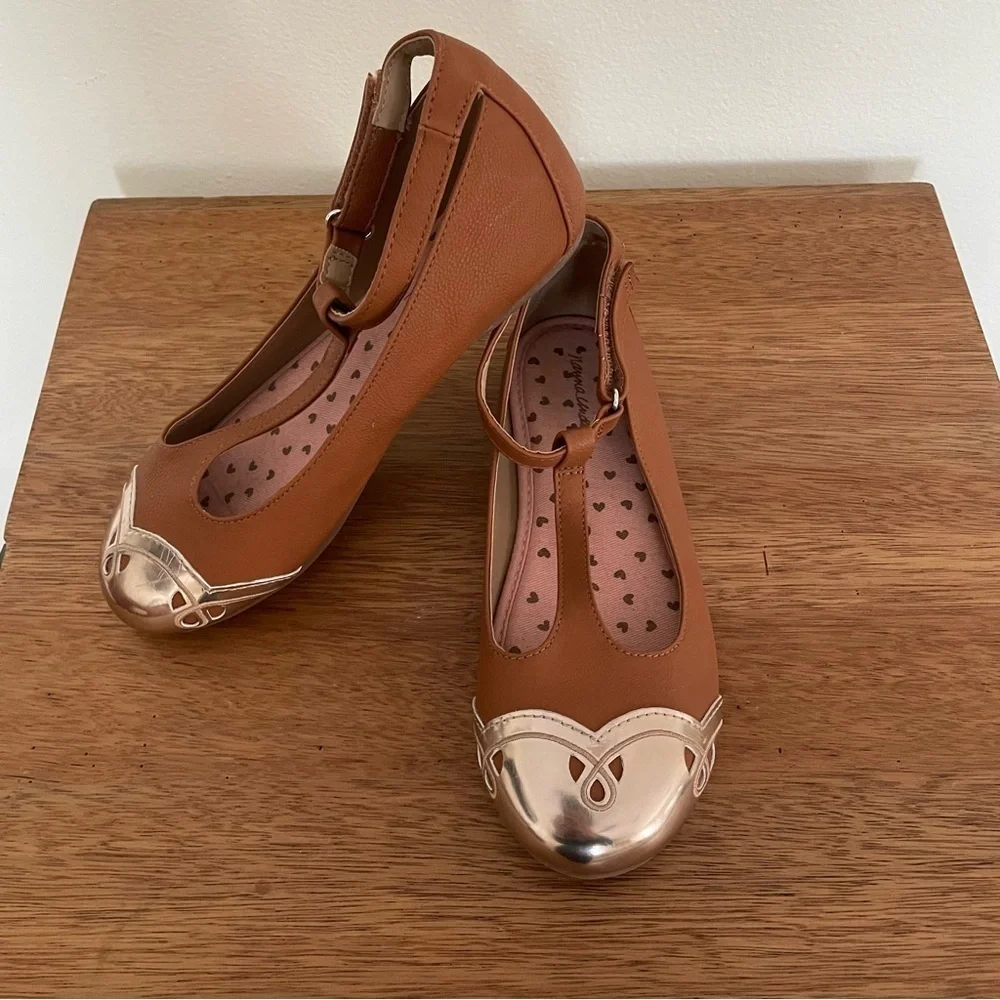 Hanna Andersson Kids Shoes in Tan and Gold